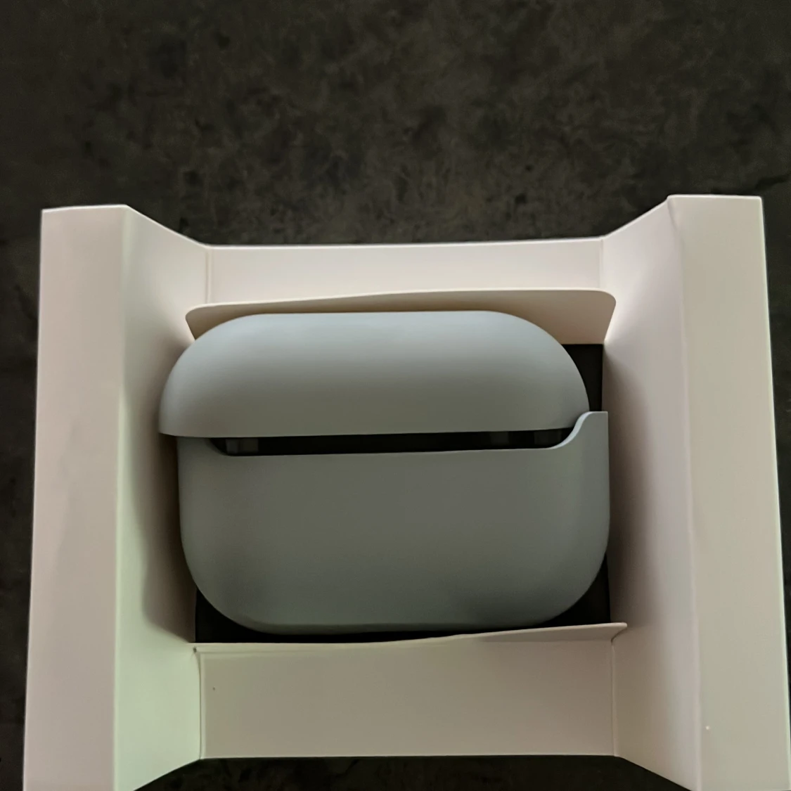 Grått AirPods Pro skal från Corder - 1