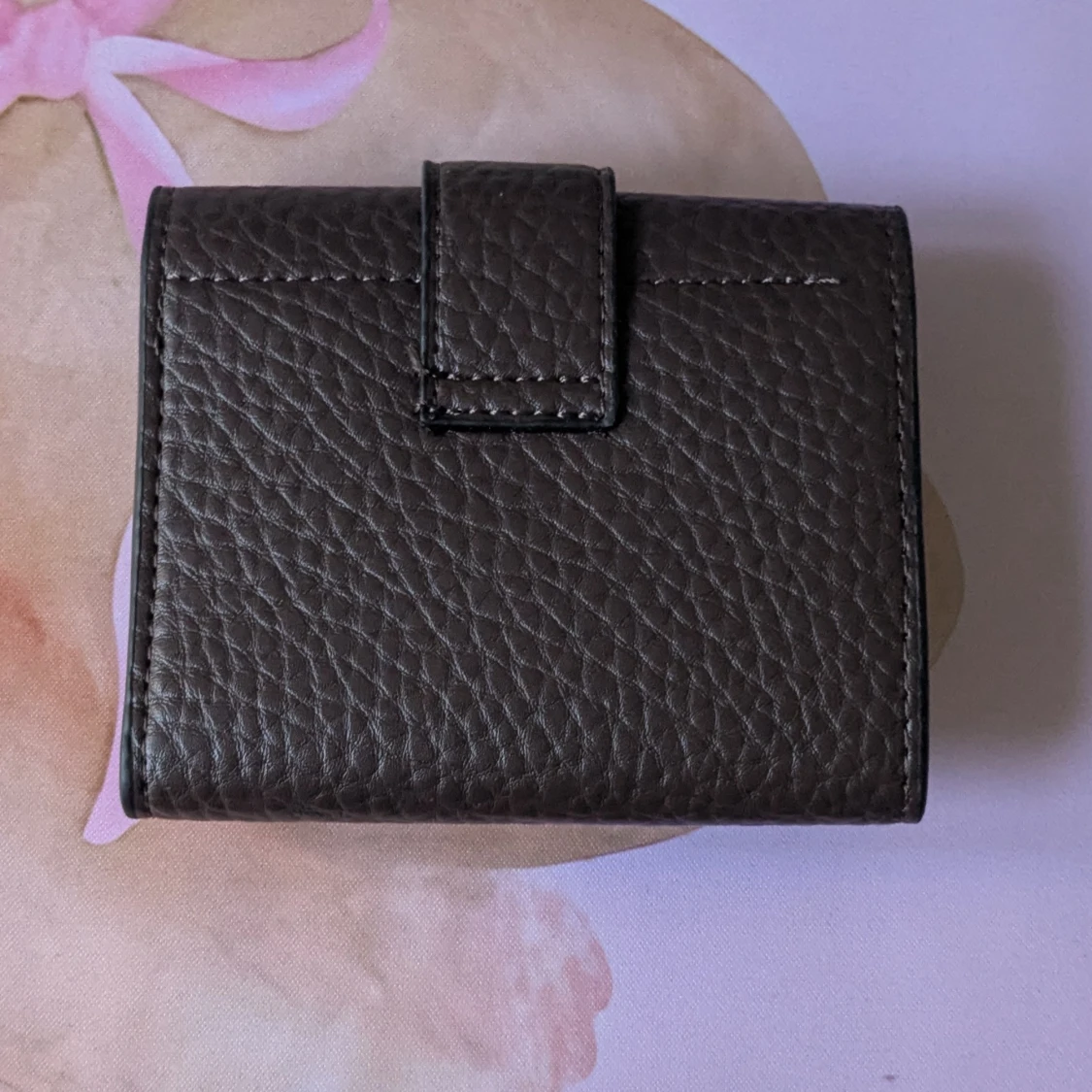 Mörkbrun plånbok med guldfärgad detalj - 1