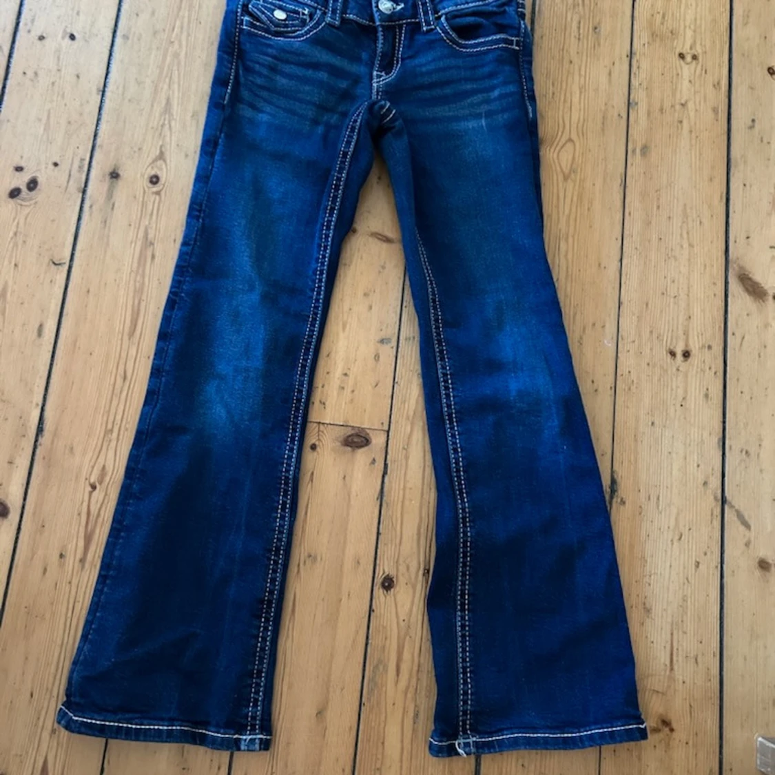 Blå bootcut jeans med kontrastsömmar