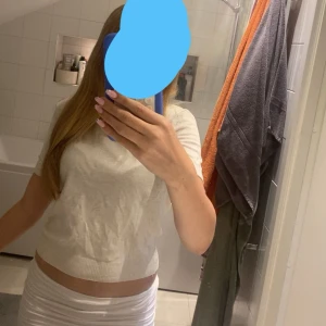 Vanilj vit tröja - Säljer nu min fina tröja då jag inte använt den på ett tag. Inga defekter eller nått på! Kontakta vid frågor!🥰