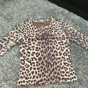 Leopardmönstrad meshtröja Gina Tricot XS - Snygg långärmad meshtröja från Gina Tricot i storlek XS. Tröjan har ett coolt leopardmönster i beige och bruna toner, med tunn och stretchig mesh som ger en trendig vibe. Perfekt att styla med jeans eller kjol för en edgy look.