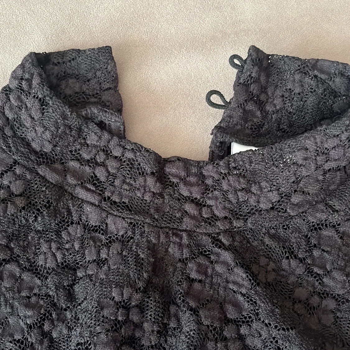 Svart spetsblus från VILA - 4