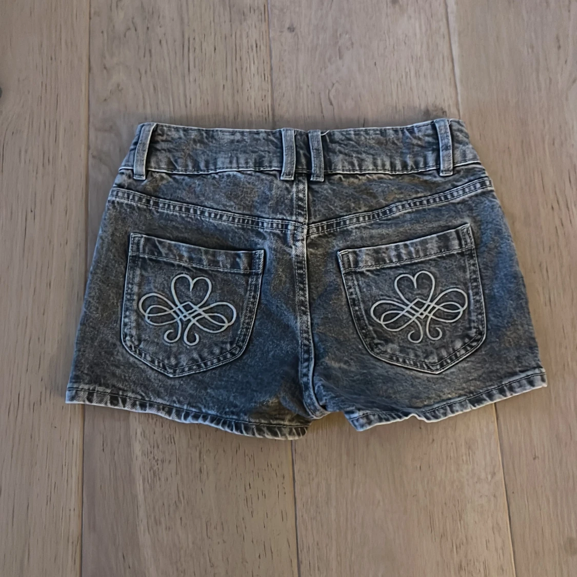 Grå jeansshorts från Lindex - 1