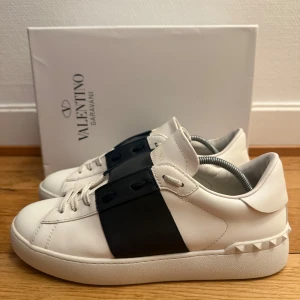 Valentino open sneakers - Säljer nu dessa fina valentino open skor | Fint skick | Storlek 42 | Kommer med box och kvitto | Hör gärna av er vid frågor eller funderingar 