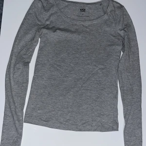 Grå långärmad tröja från 157 - Klassisk grå långärmad tröja från Lager 157. Mjuk och bekväm.