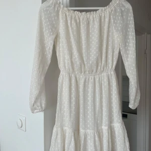 Vit klänning från H&M - Superfin vit långklänning från H&M! Off shoulder 