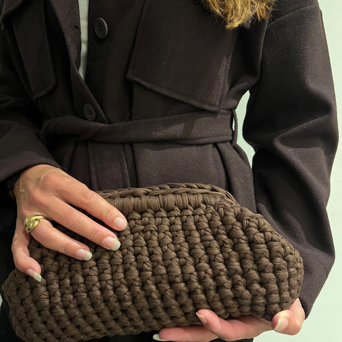 Brun stickad kuvertväska - 2