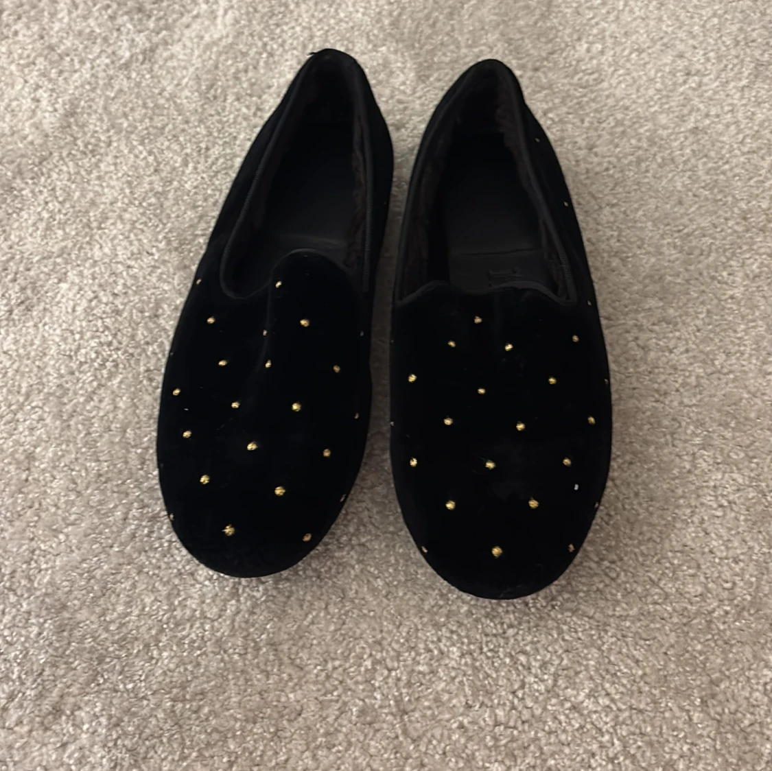 Svarta mocka loafers med guldprickar - 3
