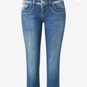Lågmidjade ltb jeans - Så snygga lågmidjade ltb jeans i modellen valerie, storlek 24/30❤️ knappt använda🫰