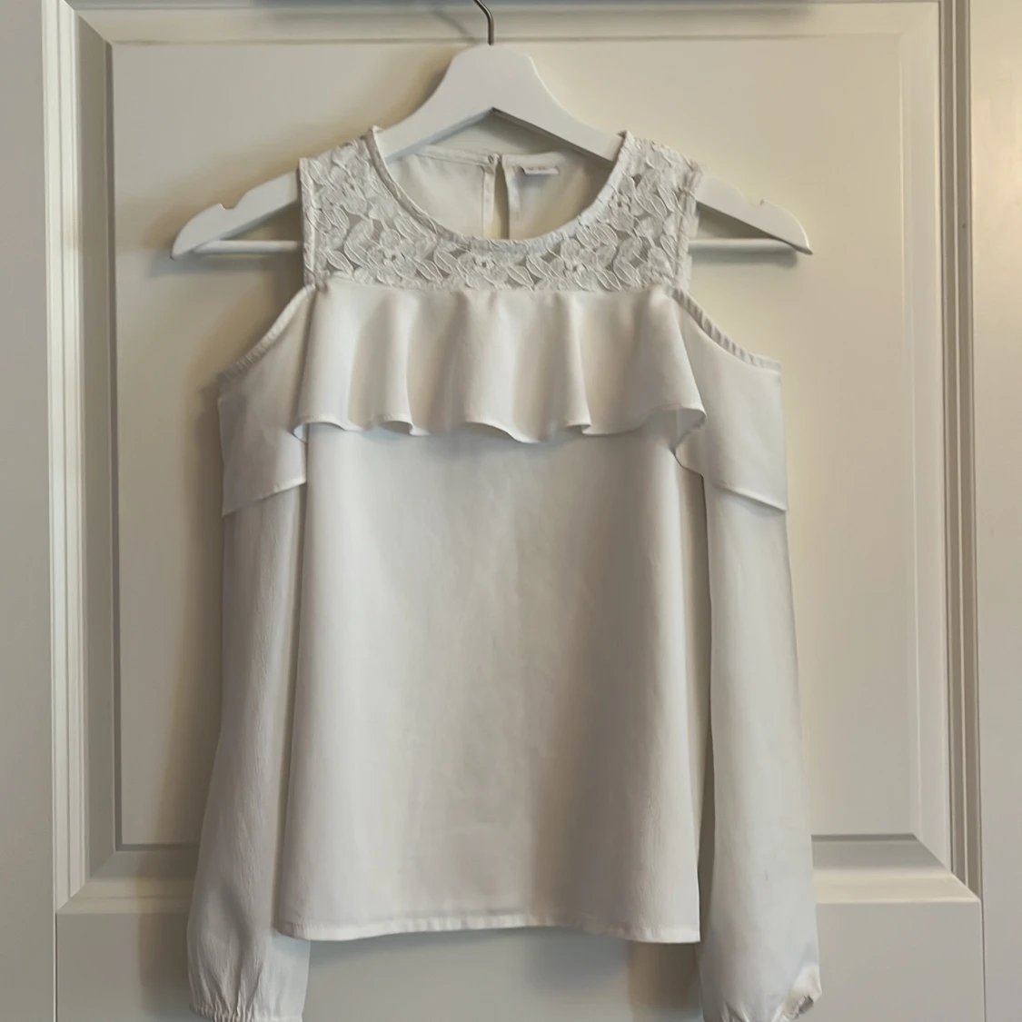 Söt vit blus med spets och volang❤️