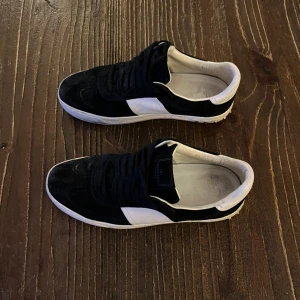 Valentino Flycrew - Tjena! Säljer dessa feta Valentino Flycrew. Storlek 40 passar 41. Skicket är utmärkt från långt håll dock saknas några nitar och undersulan är defekterad, pytte litet hål inget som läcker in. Därav det billiga priset😊