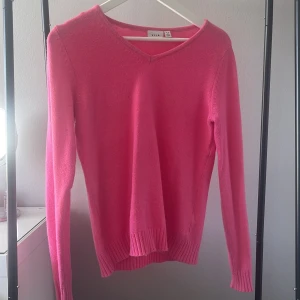 Rosa stickad tröja från VILA - Säljer en snygg rosa stickad tröja från VILA i storlek XS. Tröjan har v-ringad hals, långa ärmar och ribbade muddar vid ärmslut och nederkant. Perfekt för dig som gillar färg och vill ha en mjuk och skön tröja till garderoben.