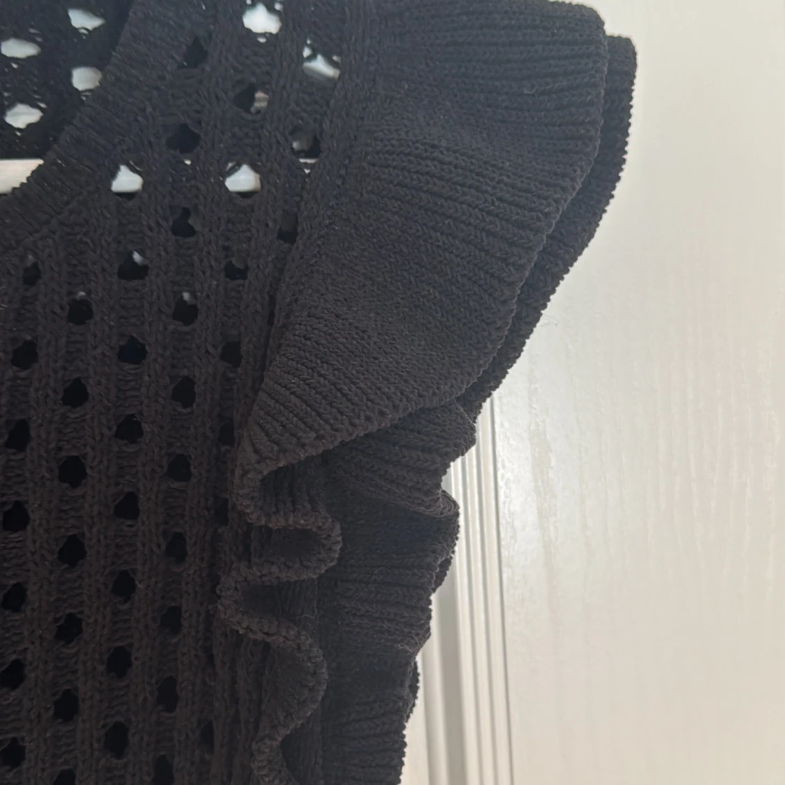 Svart stickad/virkad tröja med volangärmar från Zara - 1