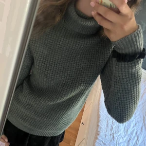 Grå stickad polotröja - Mysig grå stickad polotröja med grov struktur och ribbade muddar. Tröjan har hög polokrage och långa ärmar, perfekt för kyliga dagar. Passformen är normal och materialet känns mjukt och värmande. Tröjan är från chevalier men utan lapp dock 🥲 super fin varm och skön annars dock inte använt mycket alls då jag inte är ett fan av polo tröjor 🤍🤍