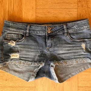 Blå jeansshorts från Hollister - Snygga blå jeansshorts med fransig kant. Perfekt för sommaren