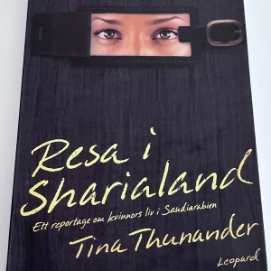 Resa i Sharialand: Ett reportage om kvinnors liv i Saudiarabien - Upptäck ett unikt och inträngande reportage om kvinnors liv i Saudiarabien. Boken utforskar hur kvinnor lever under strikta religiösa lagar och hur moderna strömningar utmanar traditionella normer. Perfekt för dig som vill förstå samhällsförändringar och kvinnors position. Står ej för frakt .
