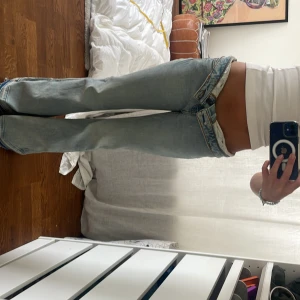 Ljusblå bootcut jeans från Levi's - Säljer ett par ljusblå Levi's jeans med bootcut passform och låg midja. Jeansen har klassisk femficksdesign, knappgylf och är tillverkade i mjukt denim. Perfekta för dig som gillar retrovibbar och vill ha en avslappnad men snygg look.