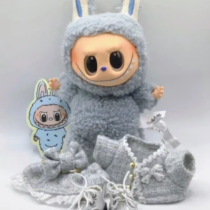 Sea Salt Caramel Lafufu med snygg outfit - Jättesöta Exciting Macaron Lafufu Sea Salt Caramel The Monsters med kartong, foliepåse och sitt lilla kort Hon har på sig en superfin ljusblå tweed dress med en kort jacka, en matchande kjol och en tillhörande hårrosett Det ingår oxå ett par snygga vita lackskor med knytband Sea Salt har vridbart huvud, händer & fötter Hon är som ny i jättefint skick Höjd ca 17cm