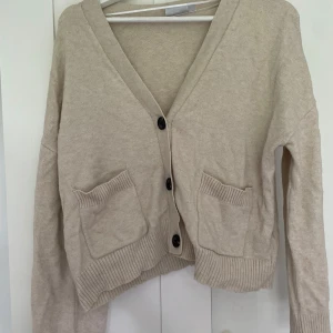 Beige cardigan v-ringad - Så mysig kofta med v-ringning. Beigea färgen passar till allt💕💕