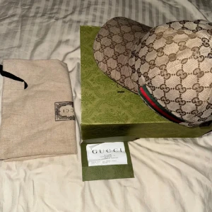 Gucci keps  - Hej, säljer min Gucci keps som är i nytt skick. Den är köpt i Gucci butiken och det finns kvitto och box till den som medföljer vid köp. Vid funderingar är det bara att skriva. Storlek är S men kan enkelt justeras till större eller mindre 