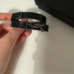 Yves saint Laurent armband  - Armband från ysl i väldigt bra skick utanför effekter, då den endast är använd fåtal gånger.