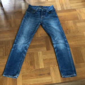 Nudie Jeans  - Säljer ett par sjukt feta nudie jeans i W28 L32. Dom är i passformen steady Eddie vilket innebär att dom är tapered (alltså smalnar av) men är inte lika tajta som andra modeller. Skriv vid minsta fråga