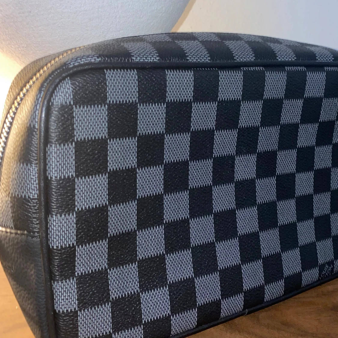 Rutig svart axelväska i skinn - 1