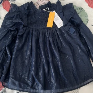 En mörk blå Y boho lace blouse  - En mörk blå tröja från Gina tricot❣️❣️ Den är inte andvänd och är jättebra för många tillfällen!! Priset kan även diskuteras 