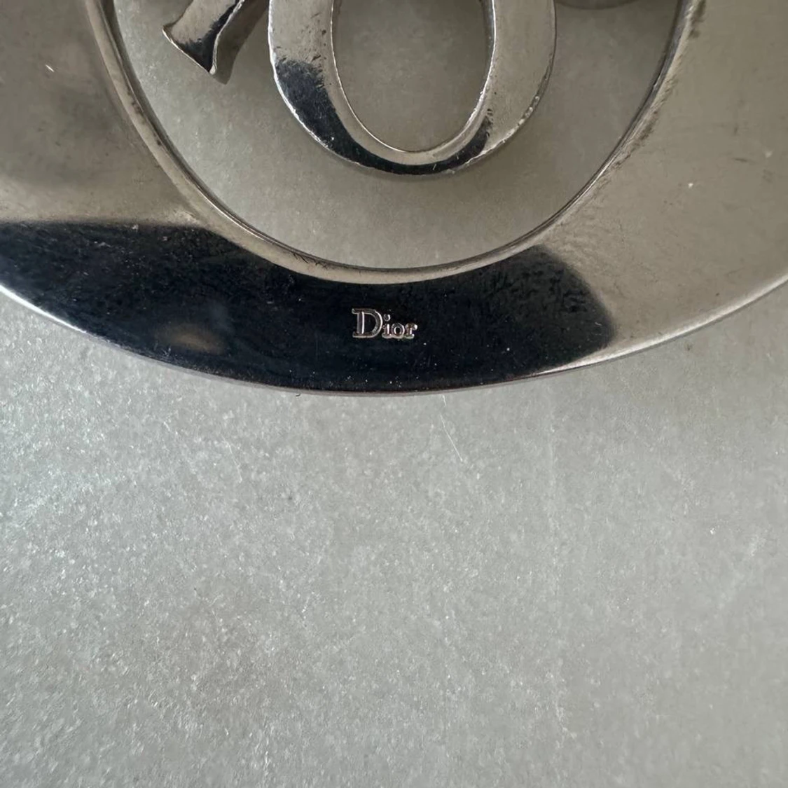 Silverfärgad brosch från Dior - 2