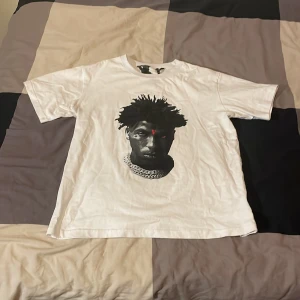 Vit VLONE t-shirt  - En Riksfet vlone T-shirt med nbayoungboy tryck och rött v på ryggen. Den här tröjan är så fet och i toppen skick för ett riktigt bra pris! Kom dm för mer info!