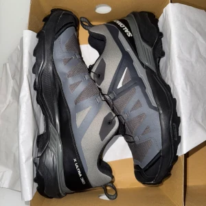 Säljer Salomon X Ultra 360  - Säljer Salomon X Ultra 360. Skorna är outlet-returnerade och levereras i originalkartong. Ovandel och insida är i nästintill nyskick, medan sulan visar mindre spår som tyder på att de kan ha provats eller använts vid ett enstaka tillfälle. Snabb leverans ingår!