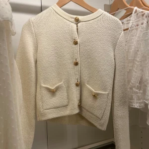Mysig kofta  - Säljer denna så fina kofta från Zara använd Max 2 ggr, så najs material men kommer ej till användning längre 