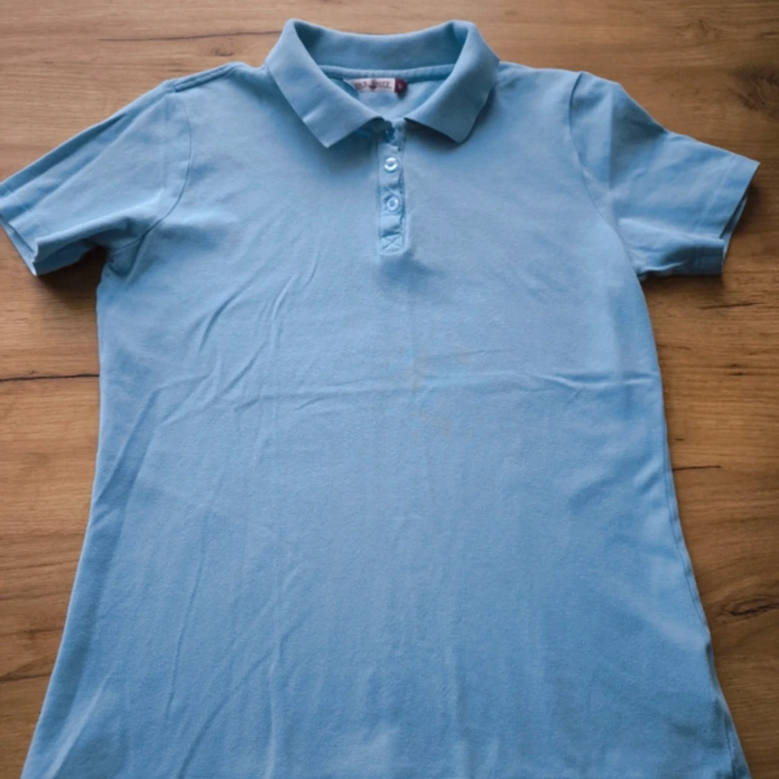 Ljusblå piké t-shirt med krage