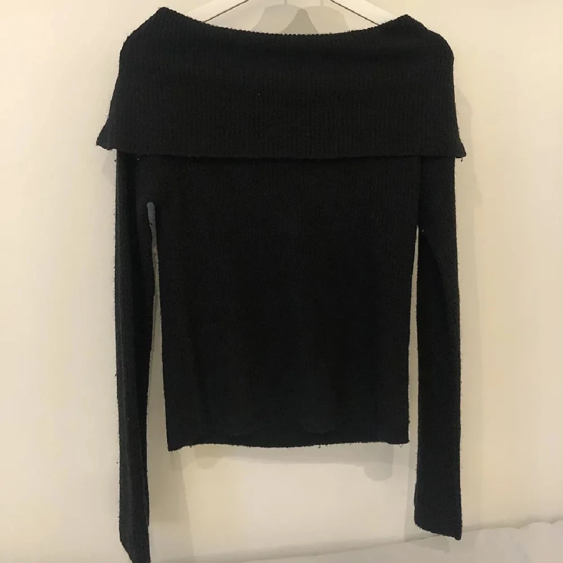 Svart offshoulder stickad tröja