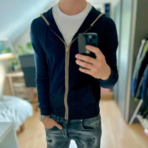 Stenströms Kashmir zip-hoodie - Mycket fint skick, inga defekter. Storlek S passar dig som är mellan 178-188cm. Nypris ca 4000kr. Modellen är 185 cm, 79 kg. Skriv för mer information!🤝