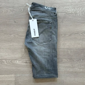 Dondup Jeans - Helt nya - Grå Dondup jeans, nya med tag kvar. Storlek 30 motsvarar 29/32 samt sitter slim fit. Nypris: 2799  Mitt pris: 899 ej hugget i sten!