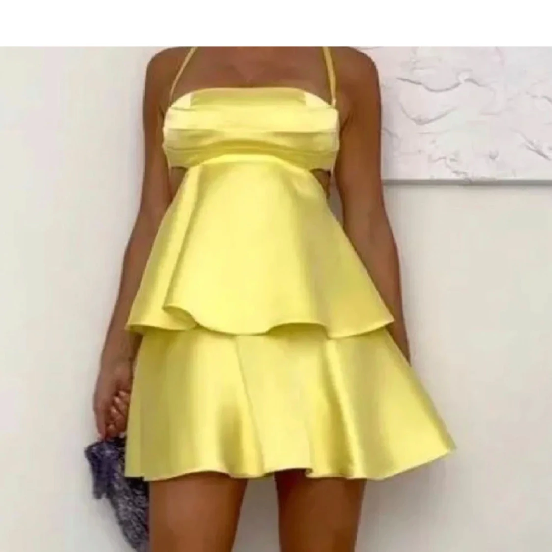 Gul omlott kortklänning med volang
