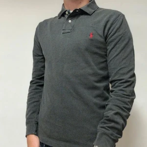Polo Ralph Lauren Långärmad Pike | M, Slim fit  - Säljer en sjukt fet Ralph Lauren pike | Nypriset ligger på ~ 1600kr, mitt pris, 349kr | Storlek M, slim fit | Jag på bilden är 181,71kg | Inga synliga defekter, därav mycket bra skick |  Skriv vid intresse ! 💫😉