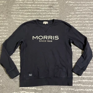 Morris crewneck-tröja - Denna säljer jag eftersom jag inte längre använder den. Den är lite urtvättad, men det är inget som förstör helhetsintrycket av tröjan. Pris går att diskuteras, bara att höra av sig ifall man har några frågor om mått, mer detaljerade bilder eller liknande. 