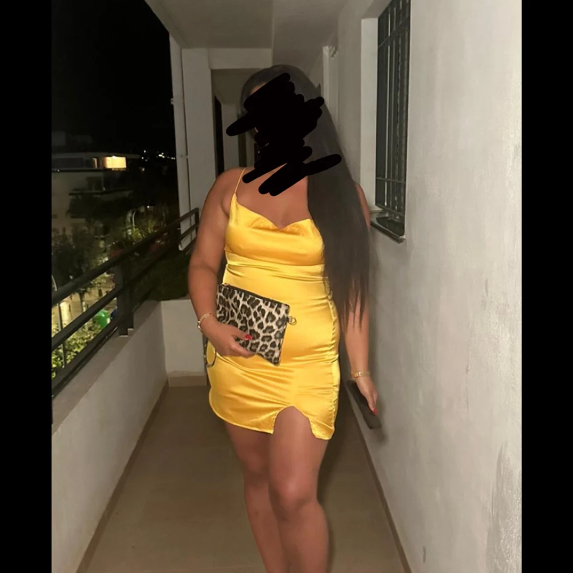 Gul satin kortklänning med slits