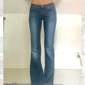 Lågmidjade flare jeans  - Så fina Lågmidjade bootcut/flare jeans💞 jag är 175cm som referens (sprättat upp sömmen längst ner)💝 Innerbenslängd: ca 89 cm, midjemått: ca 40cm mätt rakt över 💝💞