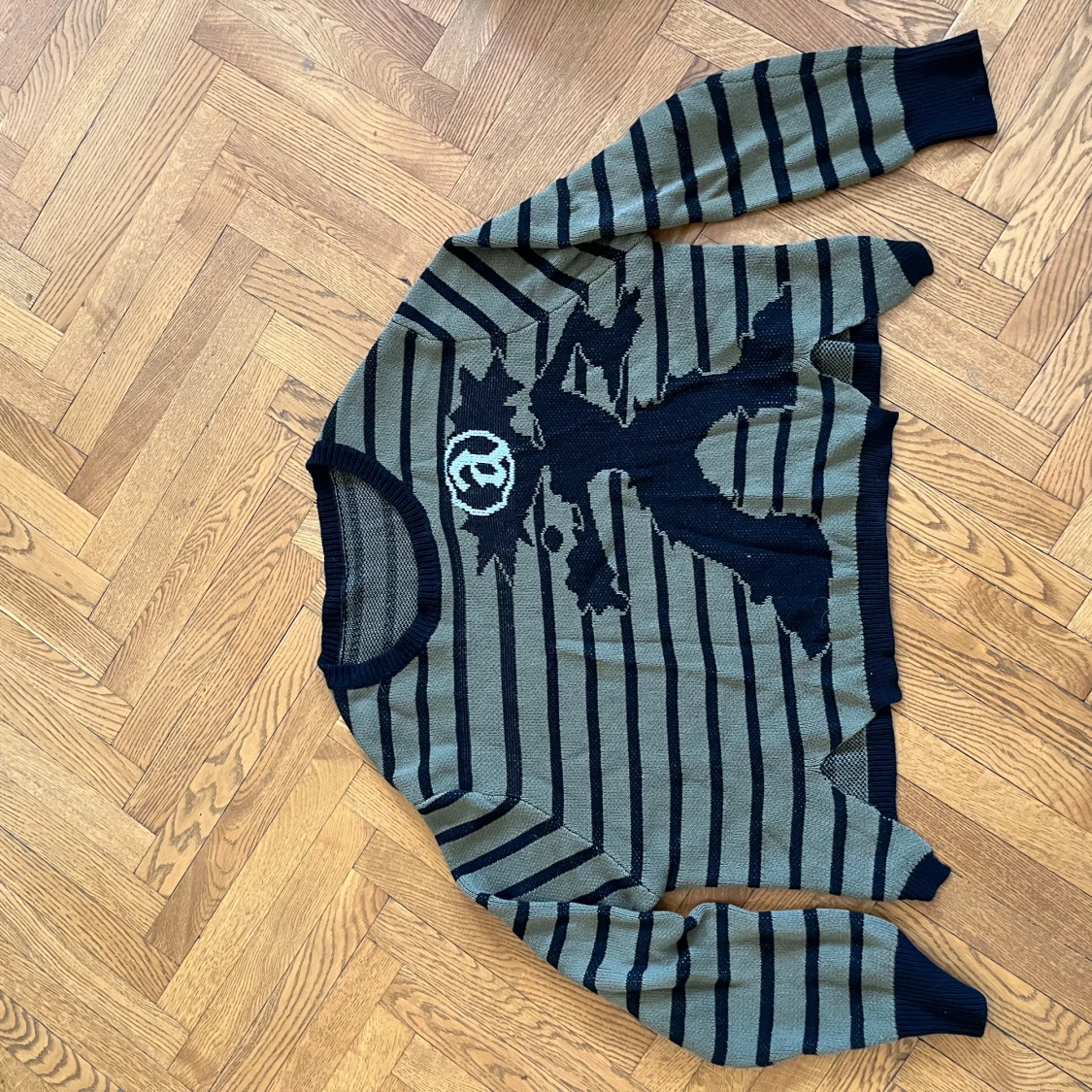 Randig stickad tröja med tryck