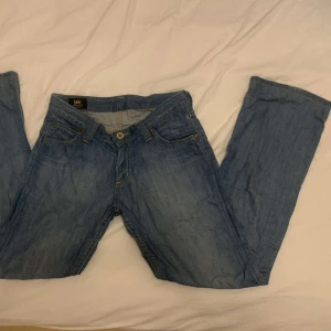 Low waist Lee jeans flare - Innerbenslängden 73 cm midjemåttet 36 cm väldigt lågmidjade och utsvängda. 