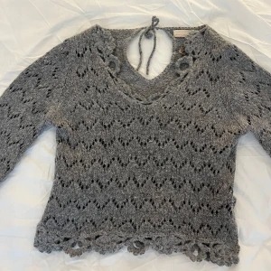 stickad grå tröja  - Supersöt grå stickad tröja med knytning bak från Odd Molly som inte kommer till användning, perfekt till hösten och vintern och till dig som gillar mysiga plagg😊