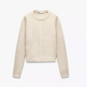 Beige stickad tröja från Zara - Snygg beige stickad tröja från Zara med rund hals och långa ärmar. Använd 1 gång! Inga tecken på användning / som ny ( skriv för fler bilder) 