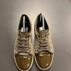 Lanvin sneakers – strl 42 - Snygga och lyxiga sneakers från Lanvin i storlek 42. Bekväma och stilrena med unika detaljer som lackad tå. Passar perfekt både till vardags och mer uppklätt.                        Tveka inte vid frågor eller funderingar!!