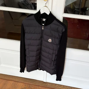 Svart Moncler Cardigan - Nypris: 9600 kr Mycket bra skick! Storlek: S Köpt på NK (kvitto finns och ingår vid köp)