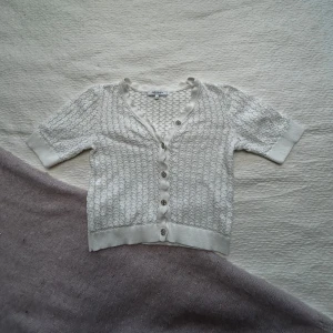 Vit kofta med kort ärm från Morgan - Supersöt vit kofta från Morgan med korta ärmar och v-ringning 🤍💕