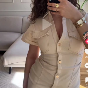 Populär Zara jeansklänning - Trendig Vit/ beige jeansklänning från Zara. Aldrig använd, endast testad 1 gång. Lapp sitter kvar. Storlek S, skulle säga att den passar både xs-s. (Lånade bilder)💓💓 ( nypris 499 ) 