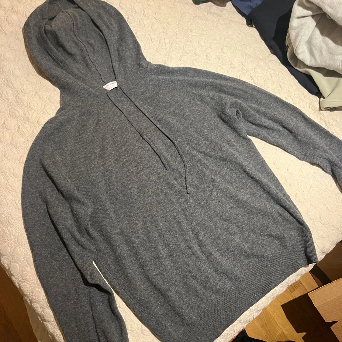 Grå hoodie i merino med huva Tiger of Sweden